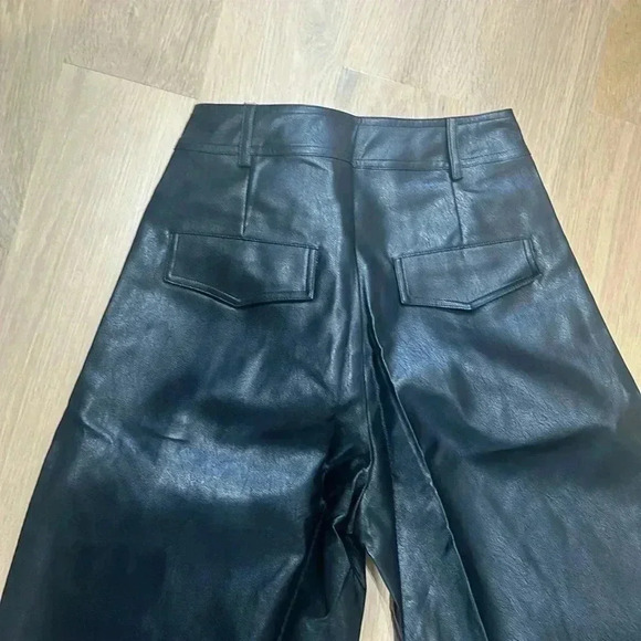 NWT Line & Dot Mika Faux Leather wide-legged Pants size medium
8111 - Picture 7 of 7